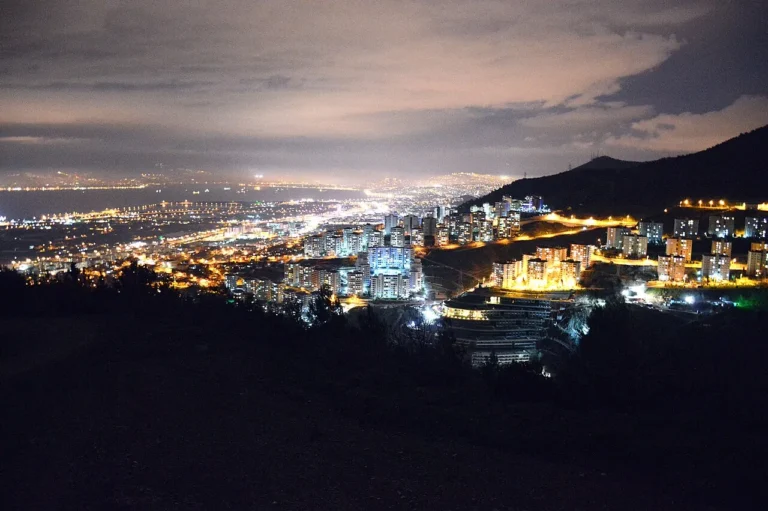 Narlıdere'den gece İzmir körfezi: İzmir aile mahkemeleri farklı adliyelerde görev yapar