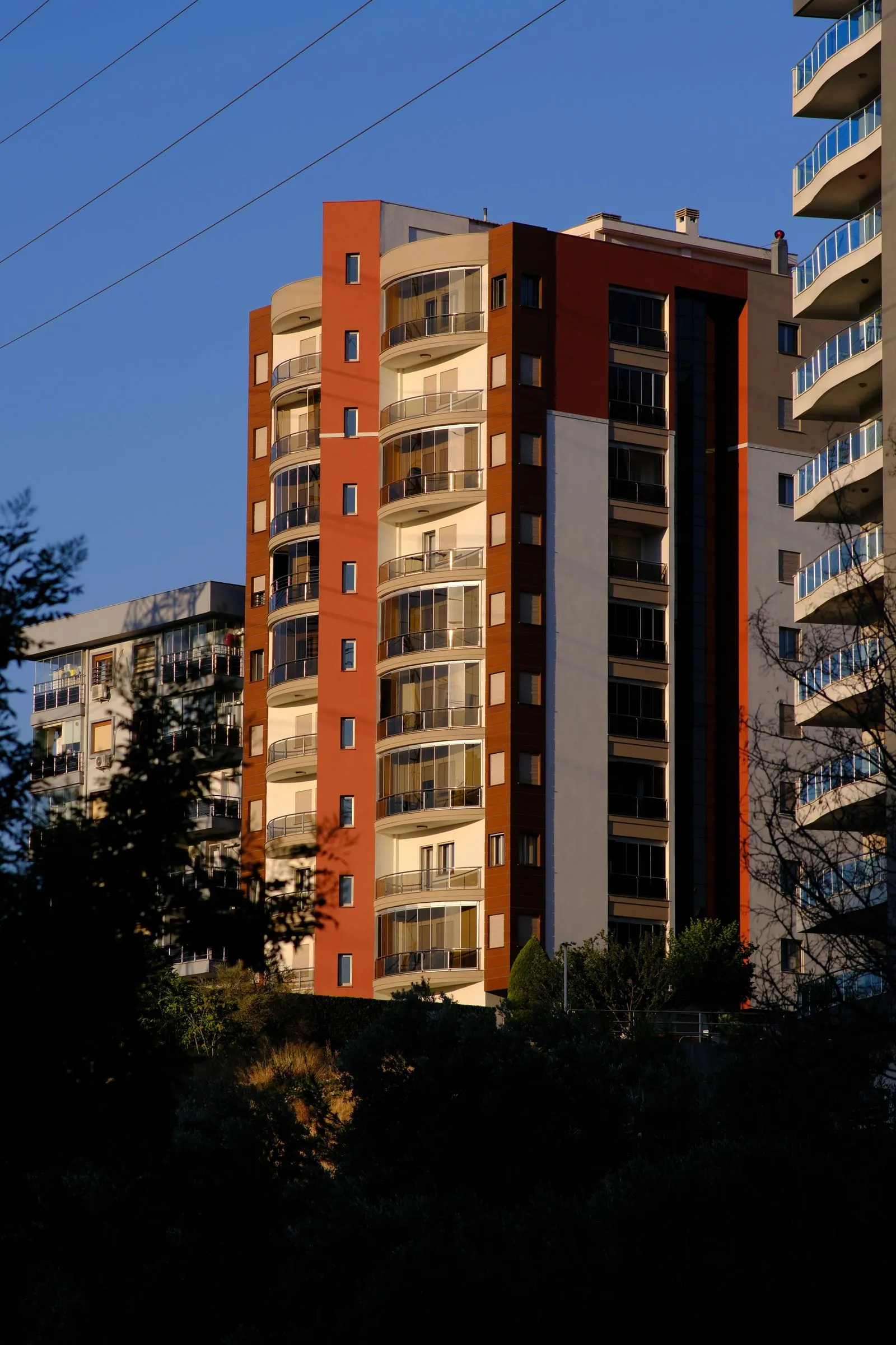 İzmir'de gün batımında apartman binası: kira ve tahliye davalarında görevli mahkeme