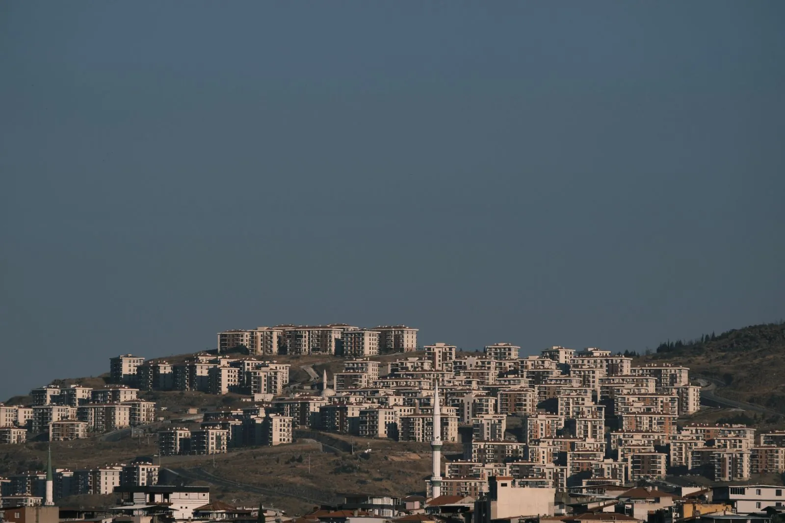 İzmir'de tepe yamacındaki yoğun konut alanı: 2026 arsa birim değeri takdiri
