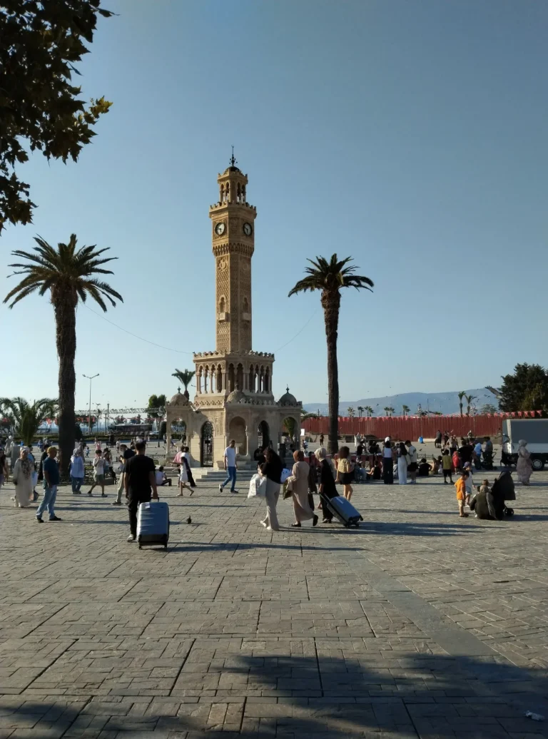 İzmir asliye ticaret mahkemelerinin bulunduğu Konak ilçesinde Saat Kulesi ve meydan