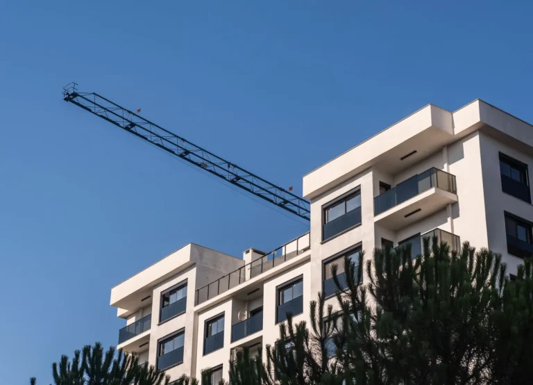 İzmir'de ayıplı konut teslimi uyuşmazlıklarına konu olan yeni yapılmış konut projesi