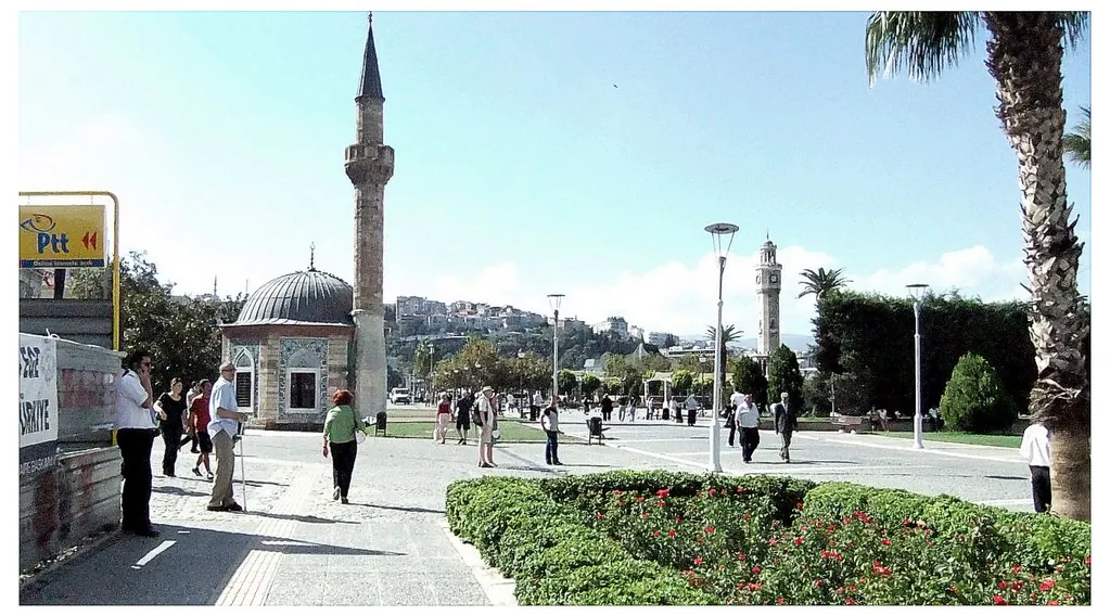 İzmir'de palmiyeli bir meydan ve cami: İzmir'de iş davalarında arabuluculuk için şehir görünümü