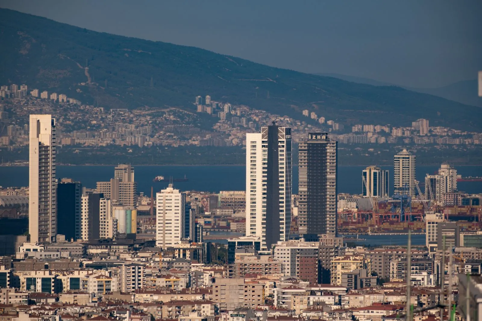 İzmir'de yüksek binalar ve körfez manzarası, idari yargı çevresi