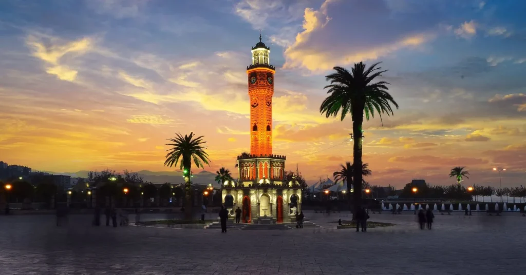 Konak Saat Kulesi: İzmir Bölge Adliye Mahkemesi de Konak ilçesinde yer alır