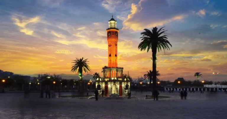Konak Saat Kulesi: İzmir Bölge Adliye Mahkemesi de Konak ilçesinde yer alır