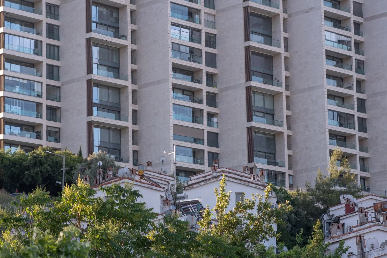 Bornova'da yeşillik içindeki apartmanlar: İzmir'de yapı denetimi ve imar uygulaması
