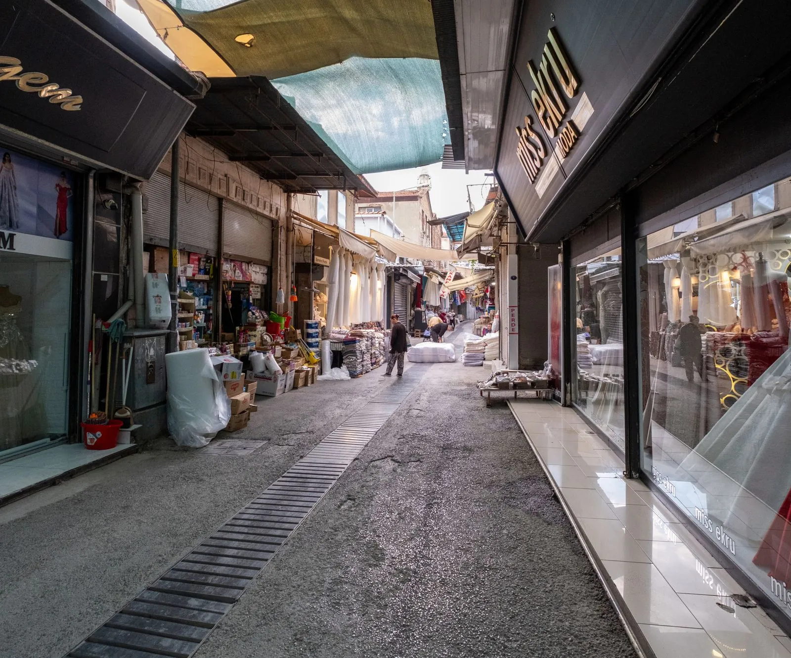 İzmir'de çarşı sokağı ve dükkânlar: taşınmaz davalarında kesin yetki