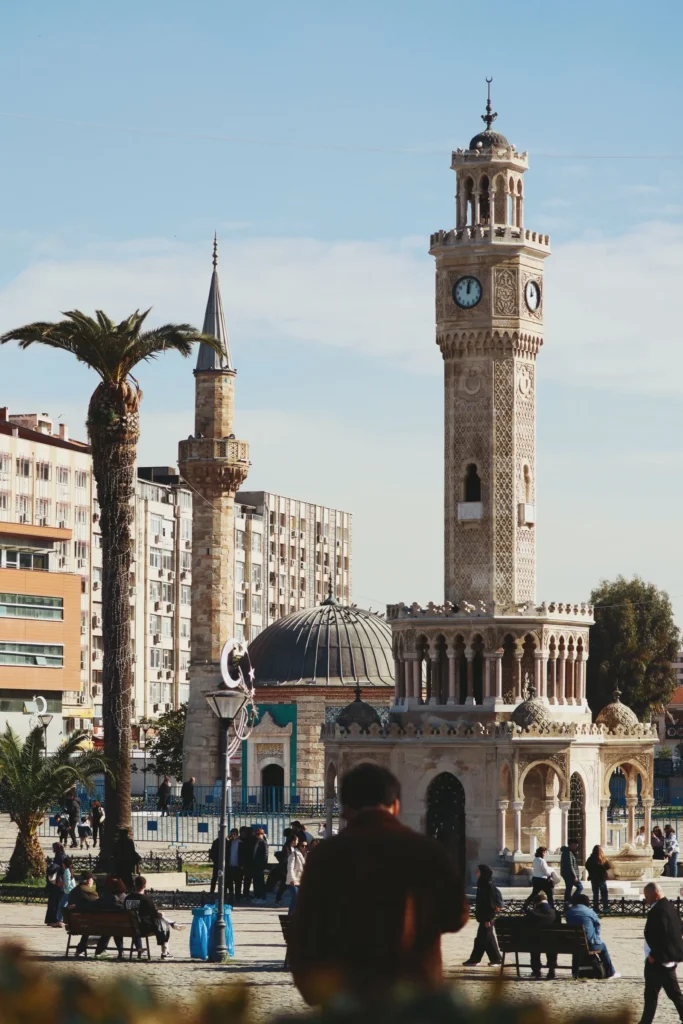 İzmir icra müdürlükleri rehberi için Konak Meydanı ve tarihi Saat Kulesi