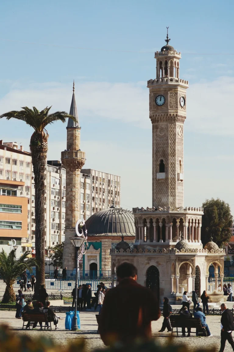 İzmir icra müdürlükleri rehberi için Konak Meydanı ve tarihi Saat Kulesi