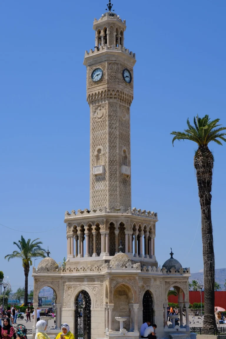 İzmir İl Göç İdaresi'nin bulunduğu Konak'ta tarihi Saat Kulesi ve palmiyeler