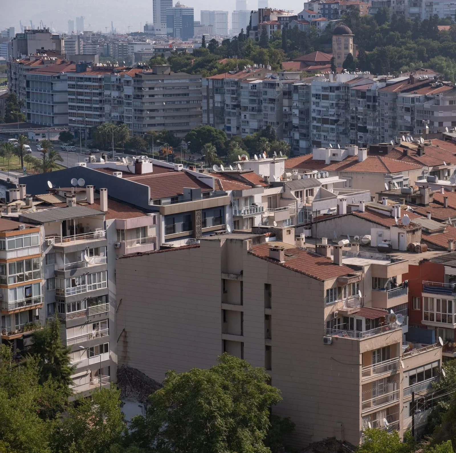 İzmir'de yerleşim alanlarının çatıdan görünümü: ilçe belediyesi imar kararları
