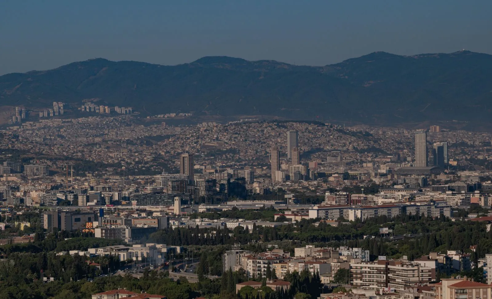 Dağlara uzanan İzmir ilçelerinin panoramik şehir manzarası