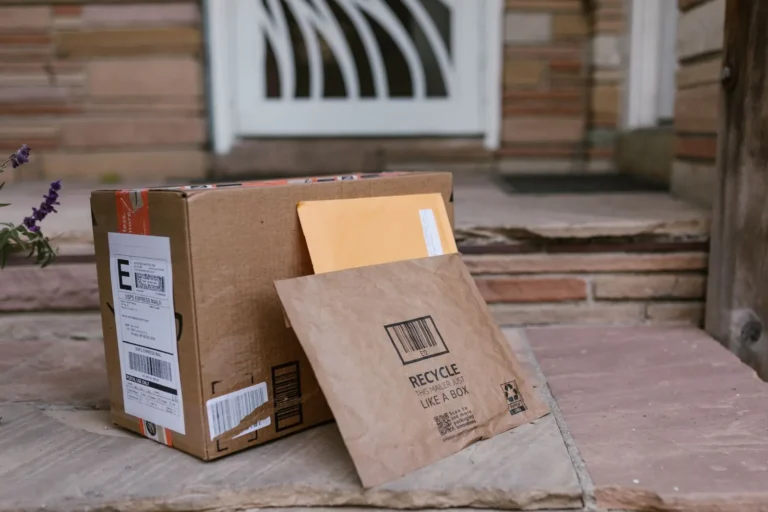 İzmir'de internet alışverişinde cayma hakkı kullanılan siparişin kargo paketleri kapı önünde