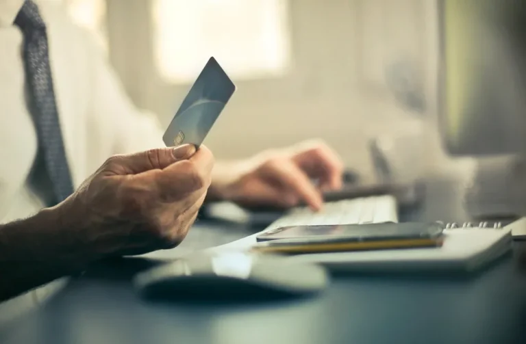 İzmir'de internet dolandırıcılığı riskine karşı kartla çevrim içi ödeme yapan bir kullanıcı