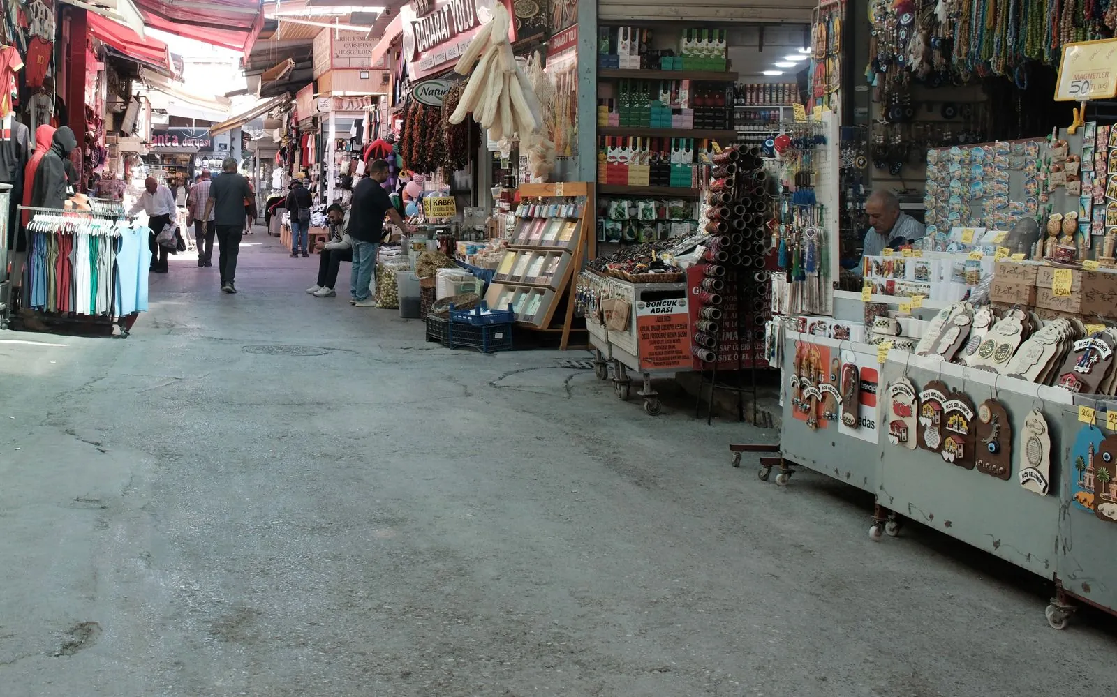 İzmir Kemeraltı Çarşısı'nda dükkânların sıralandığı alışveriş sokağı