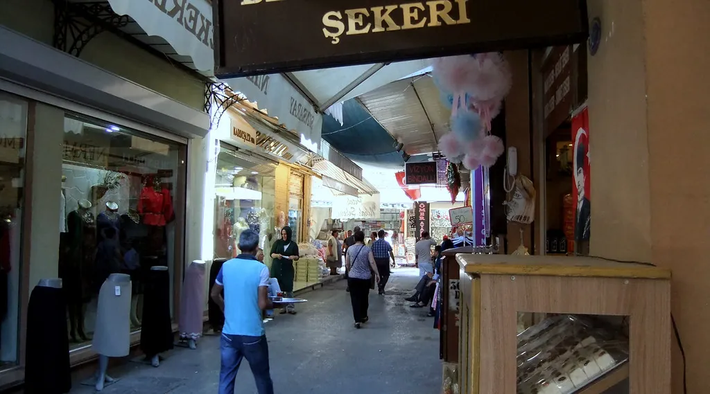 İzmir'de dükkânların sıralandığı bir çarşı: İzmir'de ticari alacak davası konusu ticari ilişkiler