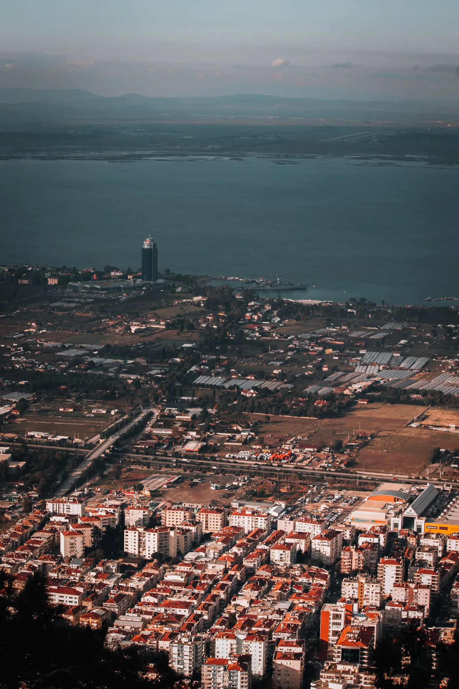 Havadan görülen İzmir kent dokusu: taşınmazın bulunduğu yer mahkemesi kesin yetkilidir