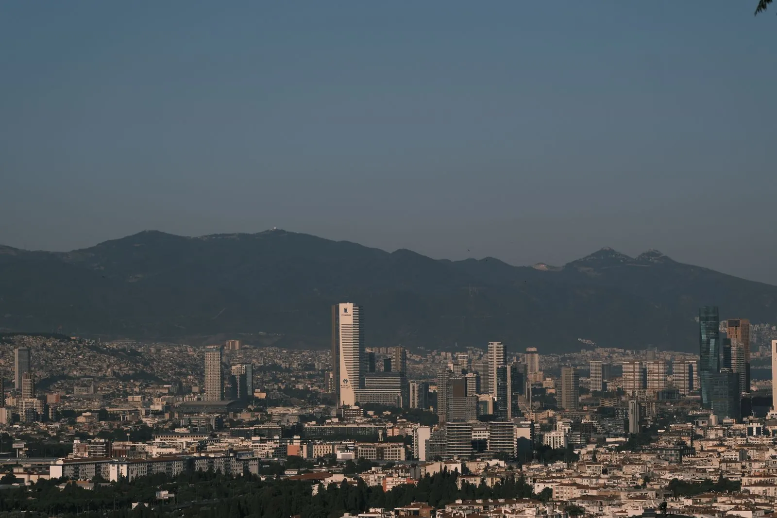 Dağların önünde İzmir kent silueti, Bayraklı ve çevre ilçeler