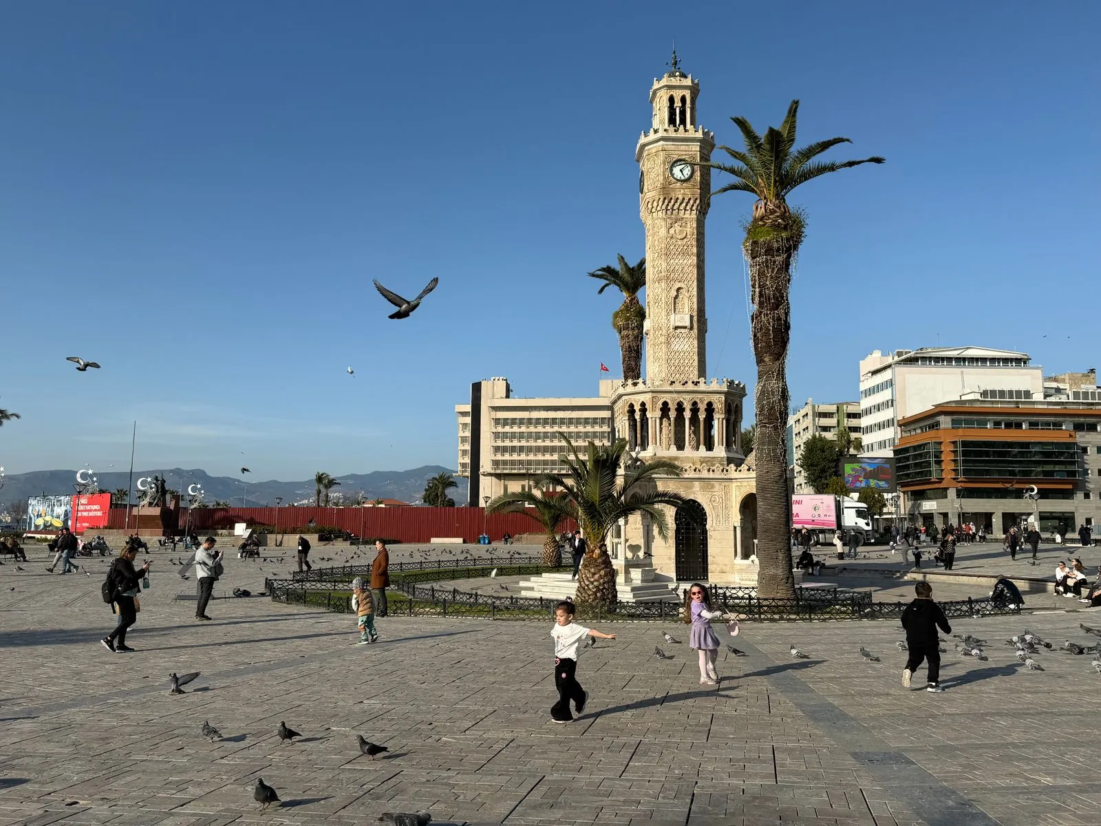 Konak Meydanı'ndaki İzmir Saat Kulesi, İzmir'de sigorta uyuşmazlıklarının görüldüğü şehir