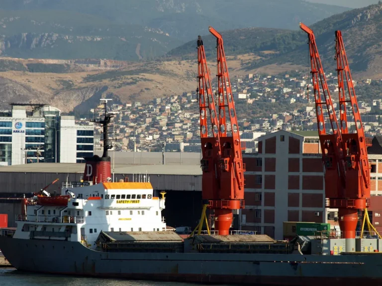 İzmir Körfezi ve Bayraklı yamaçları: Bayraklı kentsel dönüşüm süreci yaşanan bölge