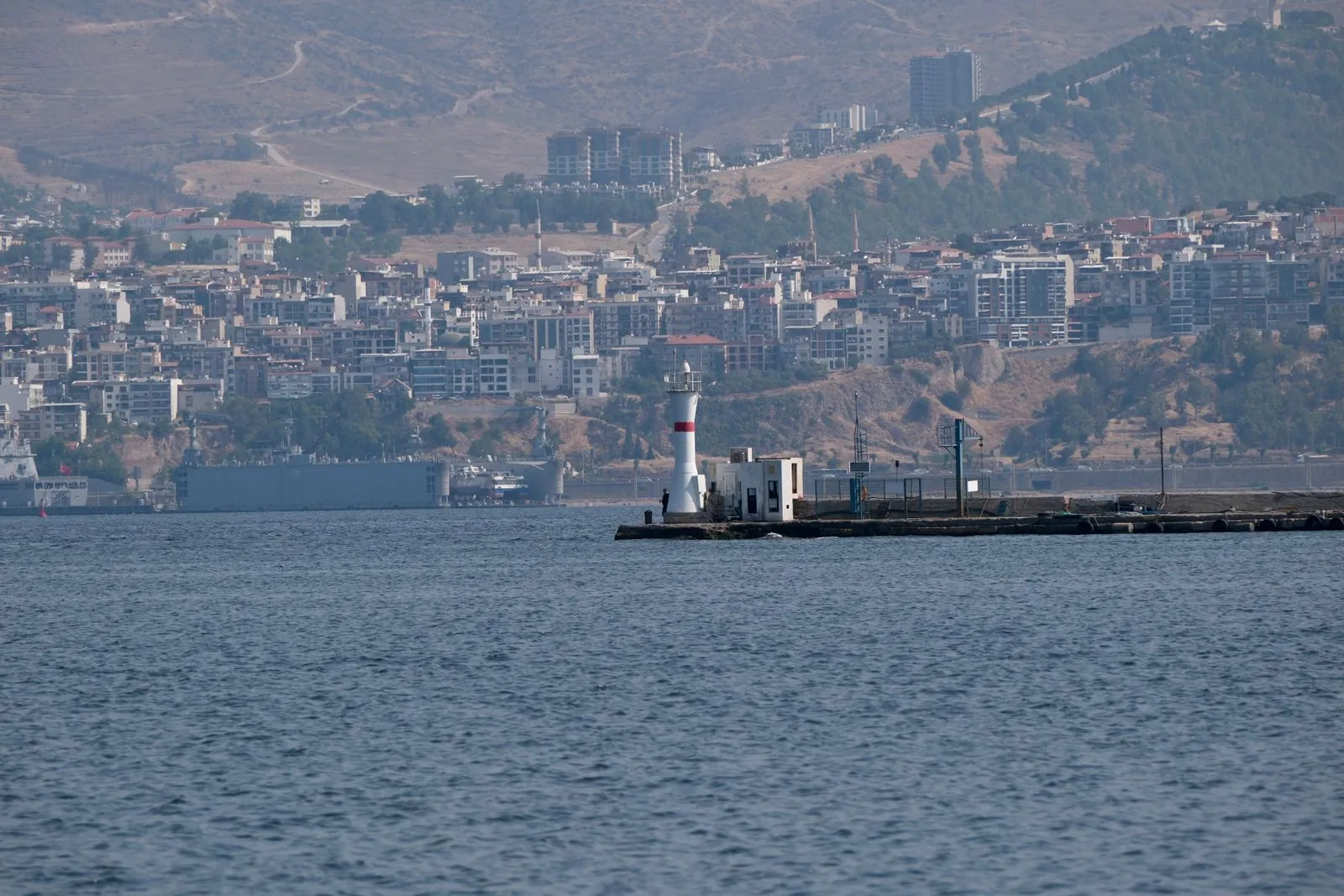 İzmir körfezinde deniz feneri ve kıyıdaki yerleşim
