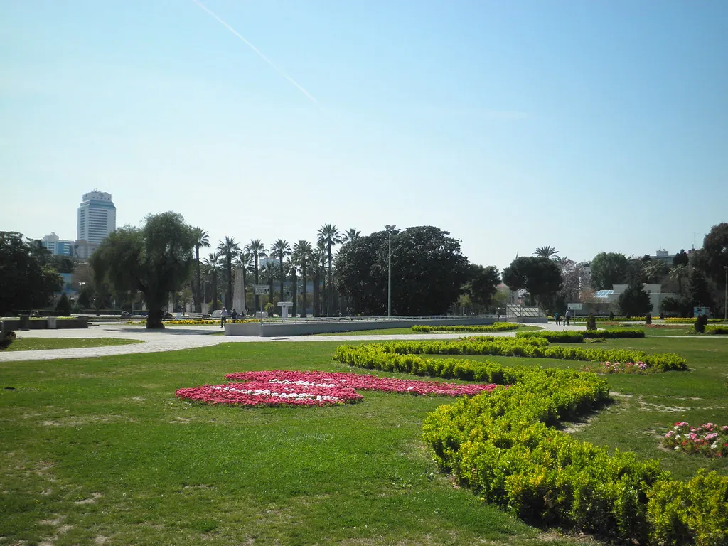 İzmir'de park ve şehir silueti: İzmir'de suç duyurusu nereye yapılır rehberi