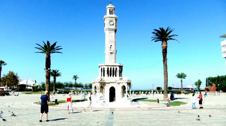 İzmir Saat Kulesi ve Konak Meydanı: İzmir arabuluculuk bürosu başvurusu öncesi şehir merkezi