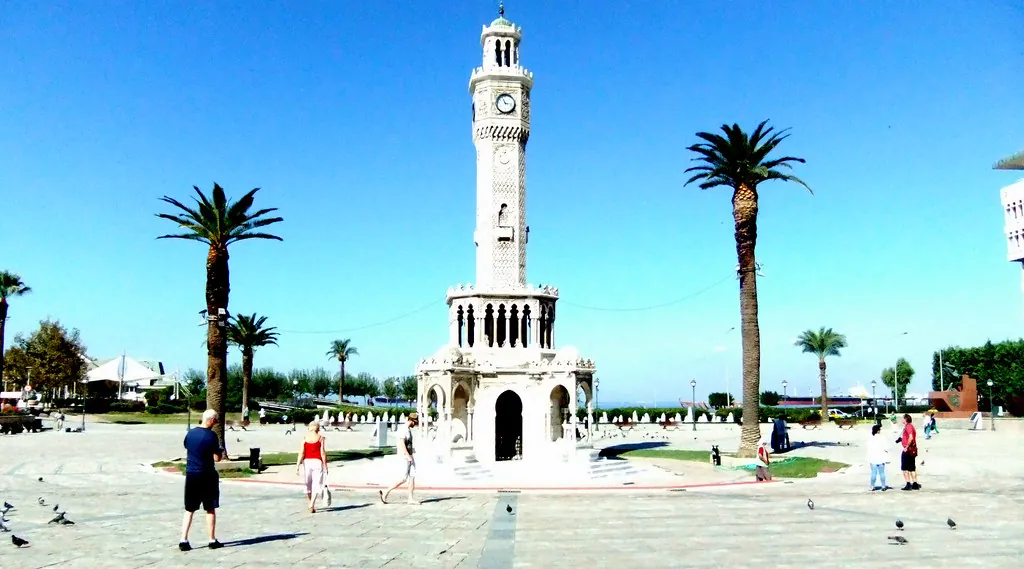 İzmir Saat Kulesi ve Konak Meydanı: İzmir arabuluculuk bürosu başvurusu öncesi şehir merkezi