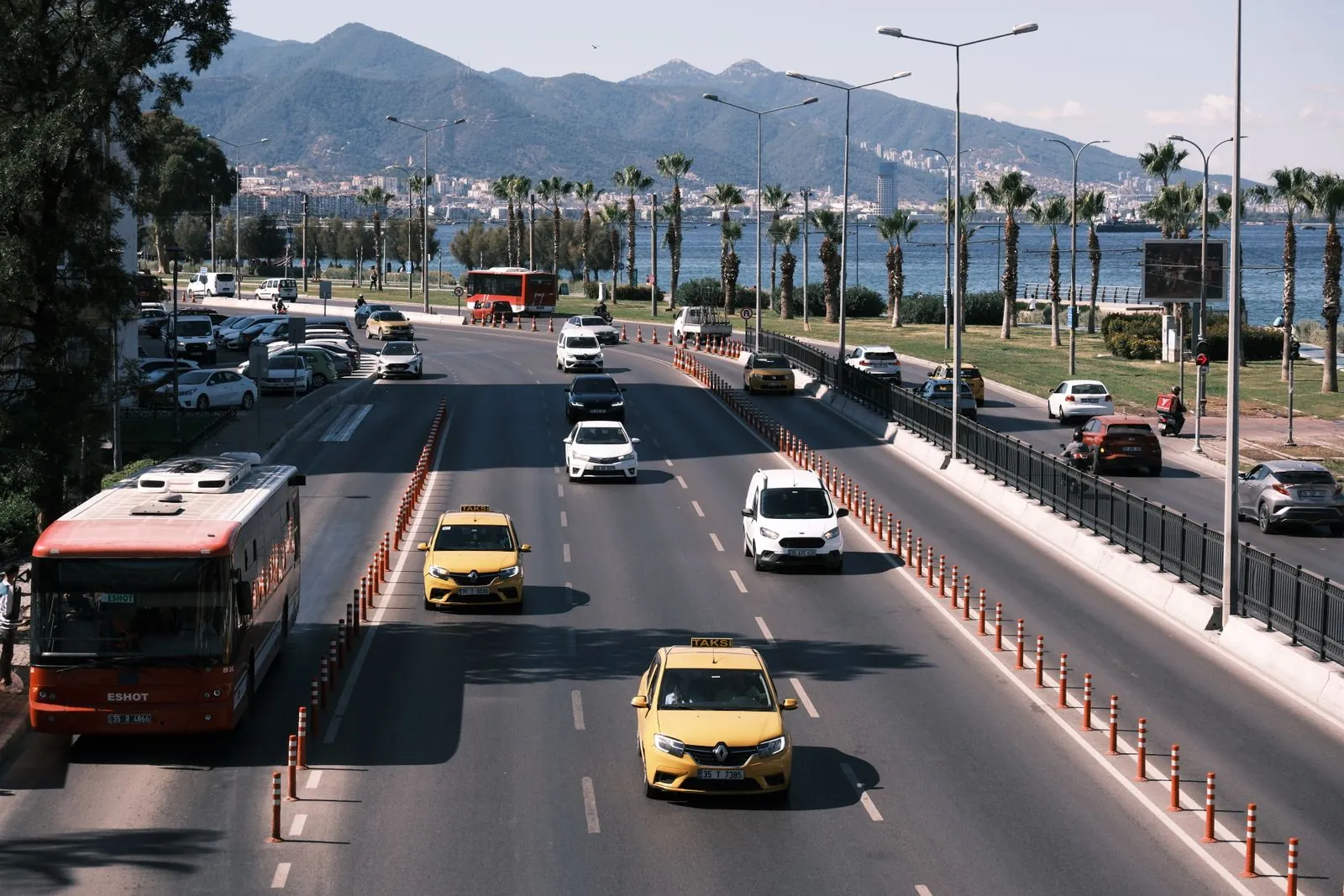 İzmir'de palmiyeli sahil yolunda trafik, kamu hizmetine ayrılmış yol alanları