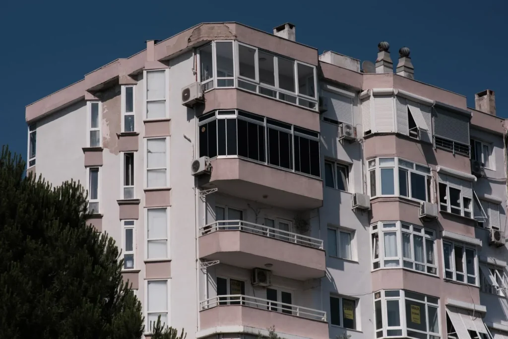 İzmir'de site yönetimi uyuşmazlıklarına konu olabilen çok katlı bir apartman bloğu