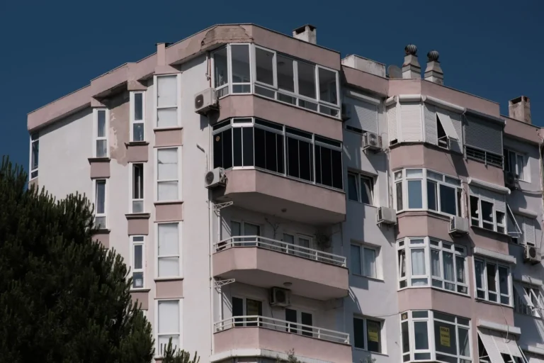 İzmir'de site yönetimi uyuşmazlıklarına konu olabilen çok katlı bir apartman bloğu