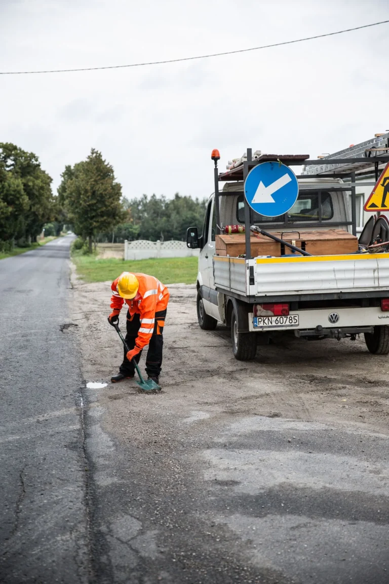 İzmir'de tam yargı davasına konu olabilen bir yol bakım çalışması ve uyarı levhası