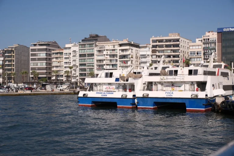 İzmir ticaret sicili işlemleri için Alsancak kıyısında vapur iskelesi ve binalar