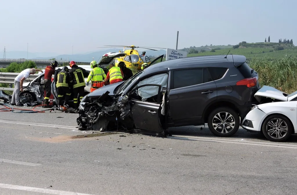 İzmir'de trafik kazası ceza soruşturması öncesinde olay yerinde çalışan kurtarma ekipleri