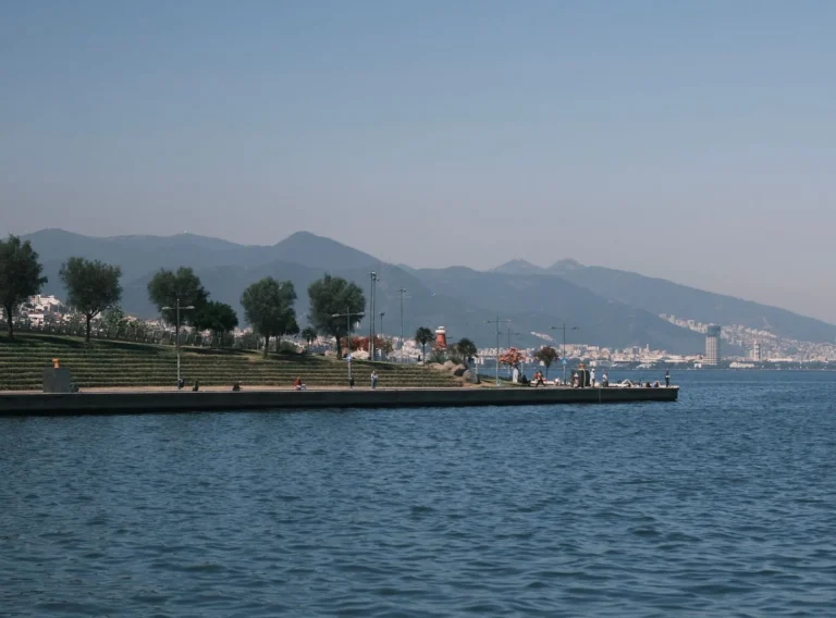 İzmir'de trafik kazası tazminat süreci yazısı için İzmir körfezi ve sahil şeridi