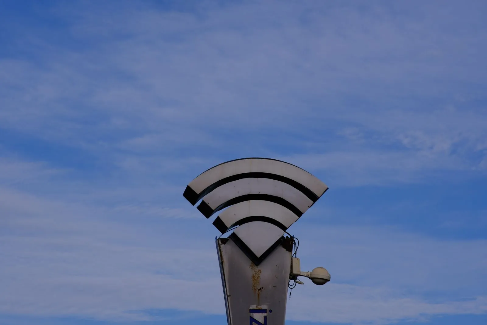 İzmir'de mavi gökyüzü önünde kablosuz internet sembollü heykel
