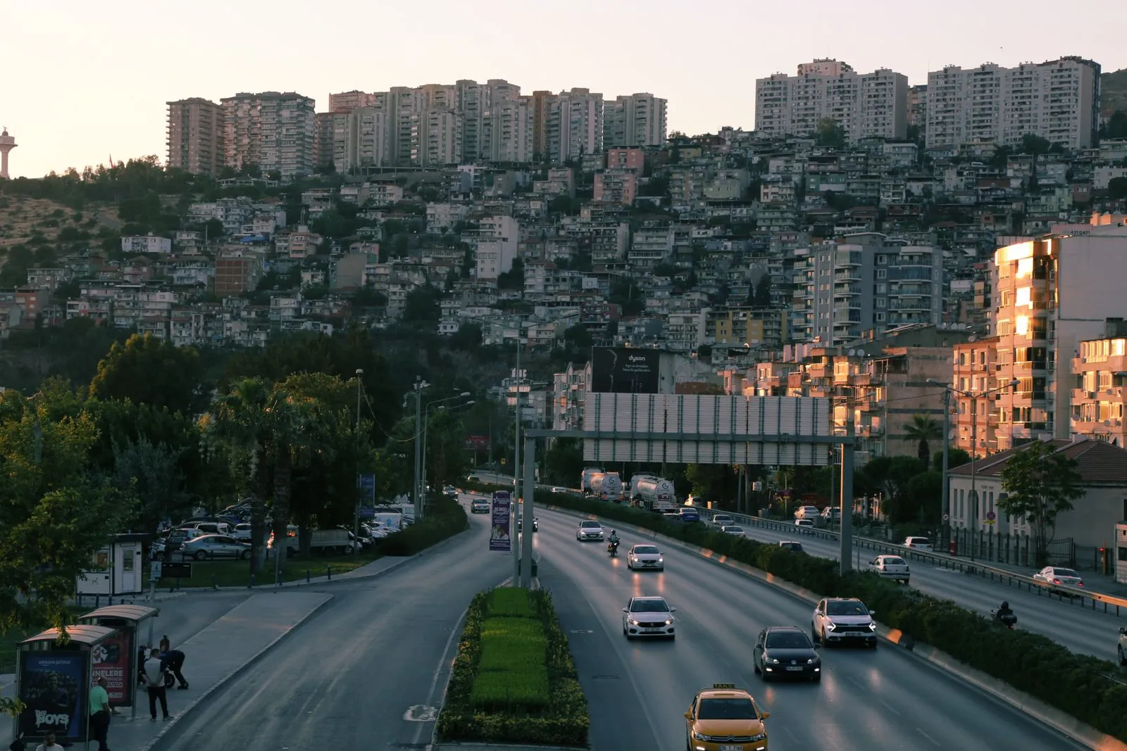 İzmir'de yamaçlara yayılan yerleşim alanı ve geniş cadde