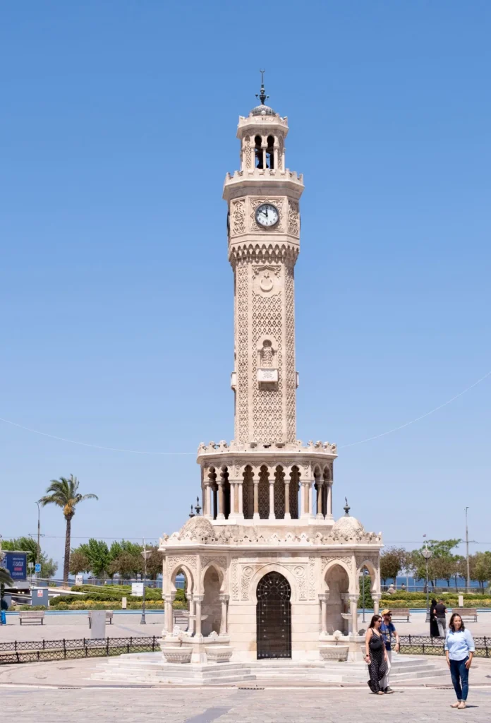 İzmir'de dava harcı yatırma rehberi için açık havada Konak Saat Kulesi