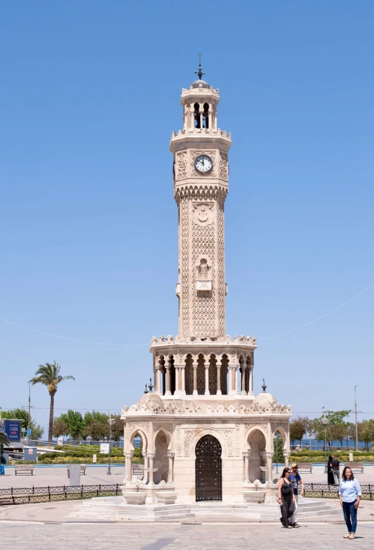 İzmir'de dava harcı yatırma rehberi için açık havada Konak Saat Kulesi