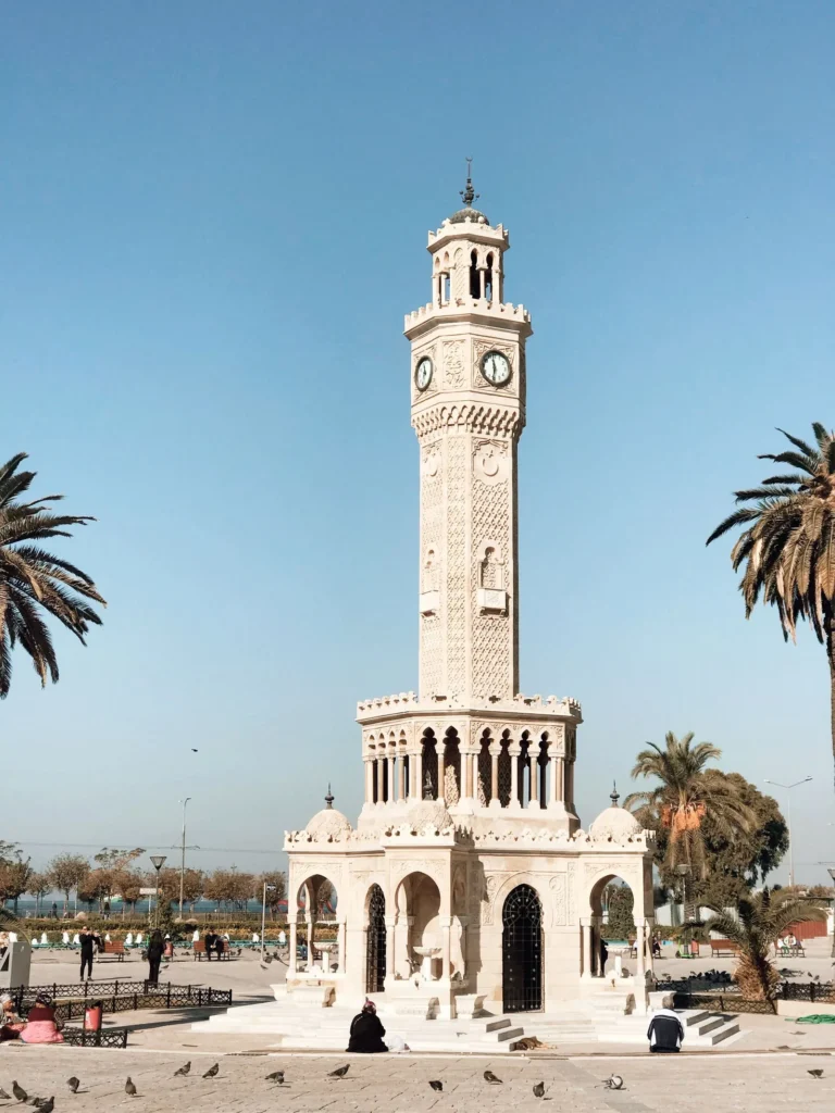 İzmir'de gider avansı rehberi için güneşli günde Konak Saat Kulesi