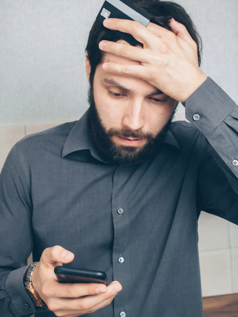 İzmir'de hesaptan izinsiz para çıkışını telefonundan fark eden endişeli kişi