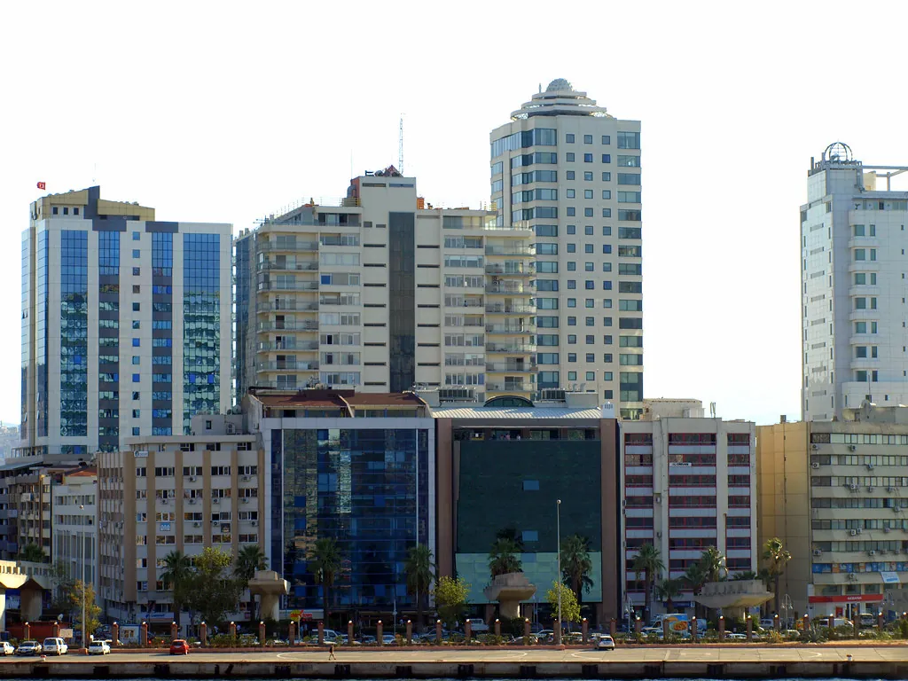 İzmir'de hizmet tespiti davası konusu için kıyıdan görünen İzmir iş merkezleri