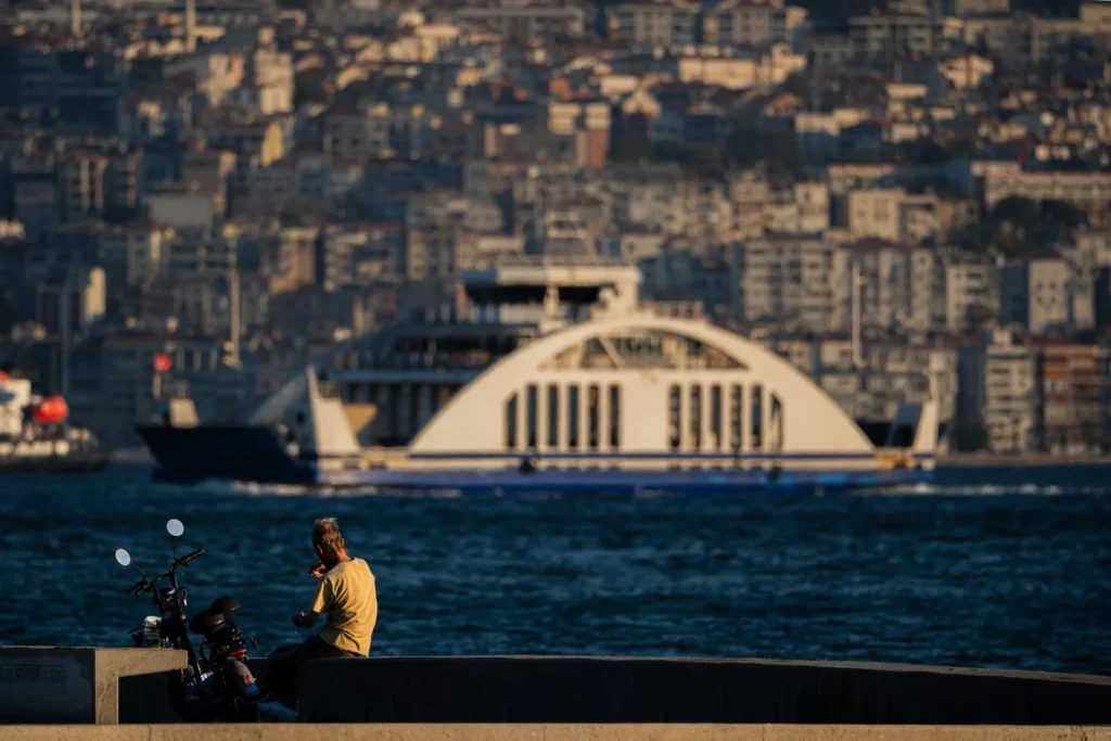 İzmir'de icra dosyası sorgulama rehberi için Kordon'da körfezi izleyen kişi ve vapur