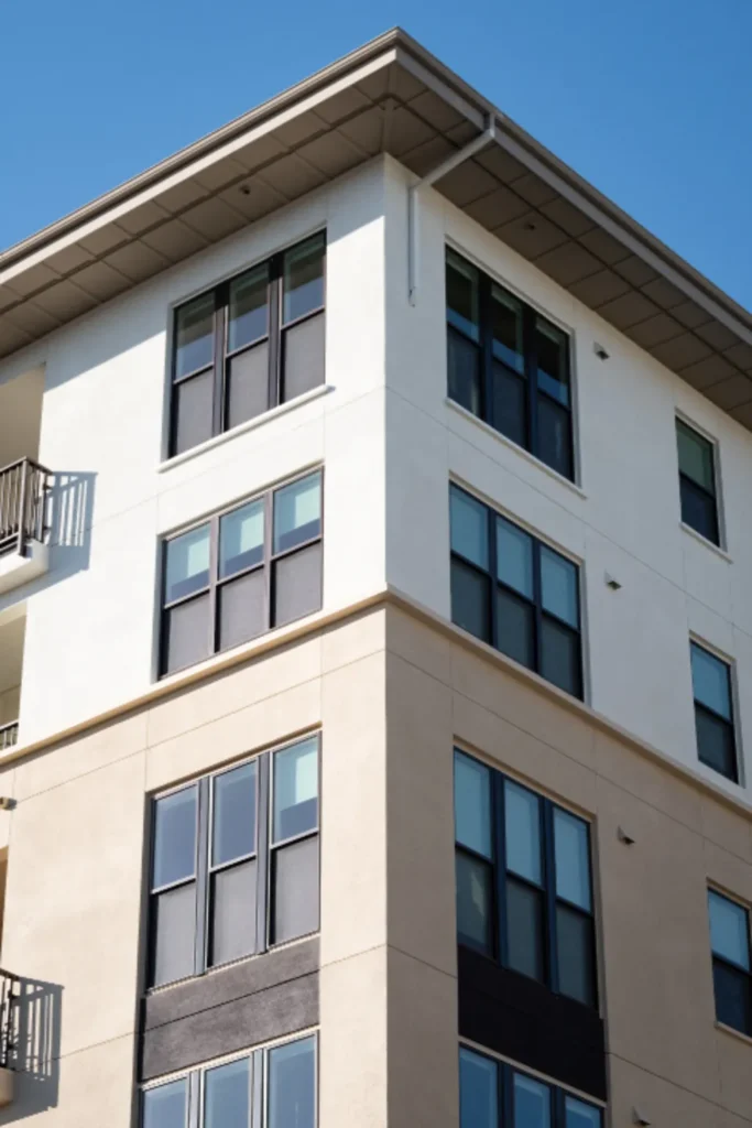 Apartman cephesi: İzmir'de icra ihalesi ile satışa çıkan konutları simgeleyen görsel
