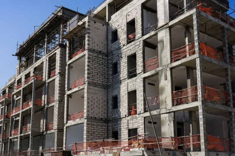 İskeleli ve file örtülü inşaat halindeki apartman: İzmir'de imar para cezasına itiraz