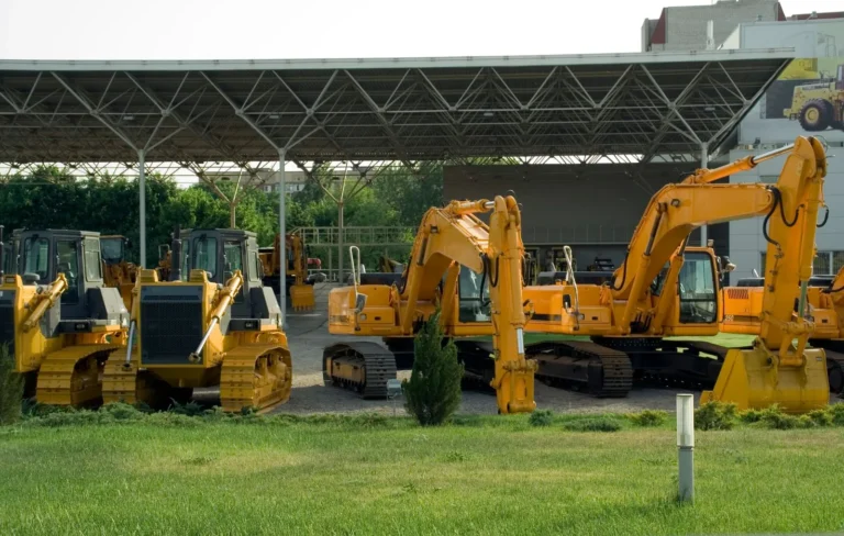 İzmir'de leasing uyuşmazlığına konu olabilecek iş makineleri bir sahada park hâlinde