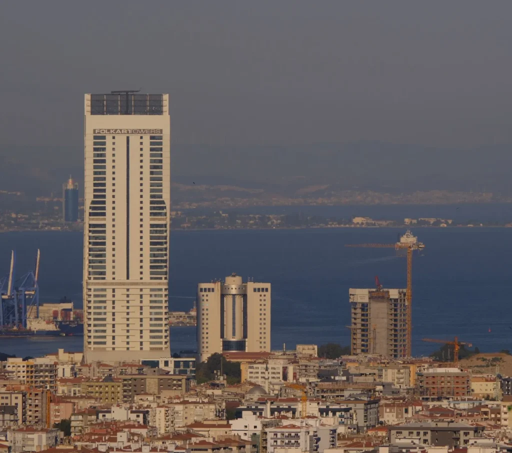 İzmir'de limited şirket kuruluşu için Bayraklı'daki yüksek binalar ve körfez silueti