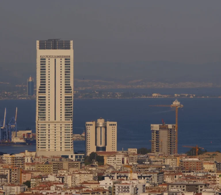 İzmir'de limited şirket kuruluşu için Bayraklı'daki yüksek binalar ve körfez silueti