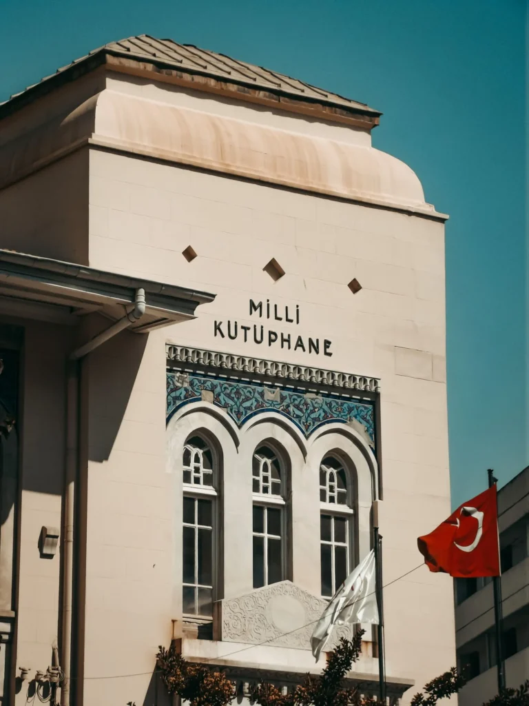 İzmir Milli Kütüphane binası ve Türk bayrağı: İzmir'de memur disiplin cezasına itiraz