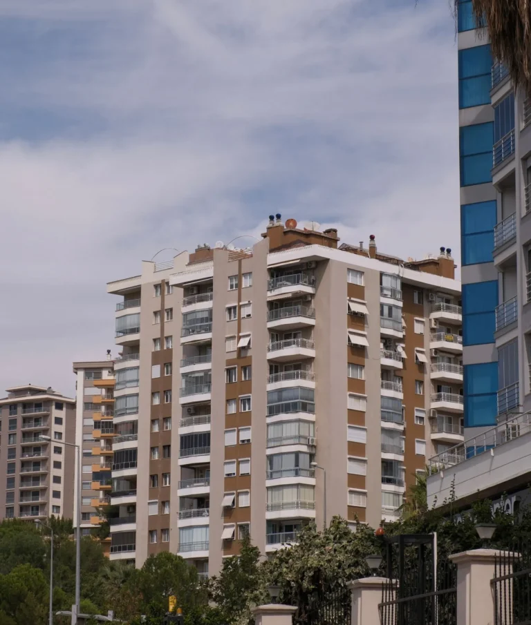 İzmir'de tapu müdürlükleri ve konut işlemleri için yüksek apartman binaları